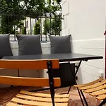 Magnifique Avec Garage En Plein Centre De *